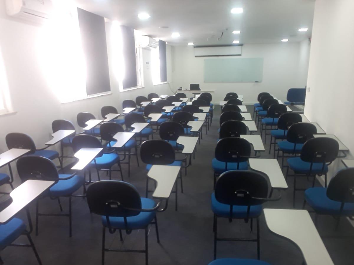 Arrombando um cuzinho apertadinho sem camisinha - Sobre